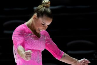 flavia-saraiva-e-ouro-nas-assimetricas-da-copa-do-mundode-ginastica