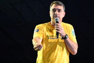 flavio-bolsonaro-pede-prisao-de-funcionario-do-planalto-apos-publicacao-sobre-polemica-com-nossa-senhora-aparecida